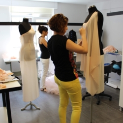 moda-tasarimcisi-olmak-icin-universite-sart-mi-alternatif-egitim-yollari-ve-kariyer-rehberi