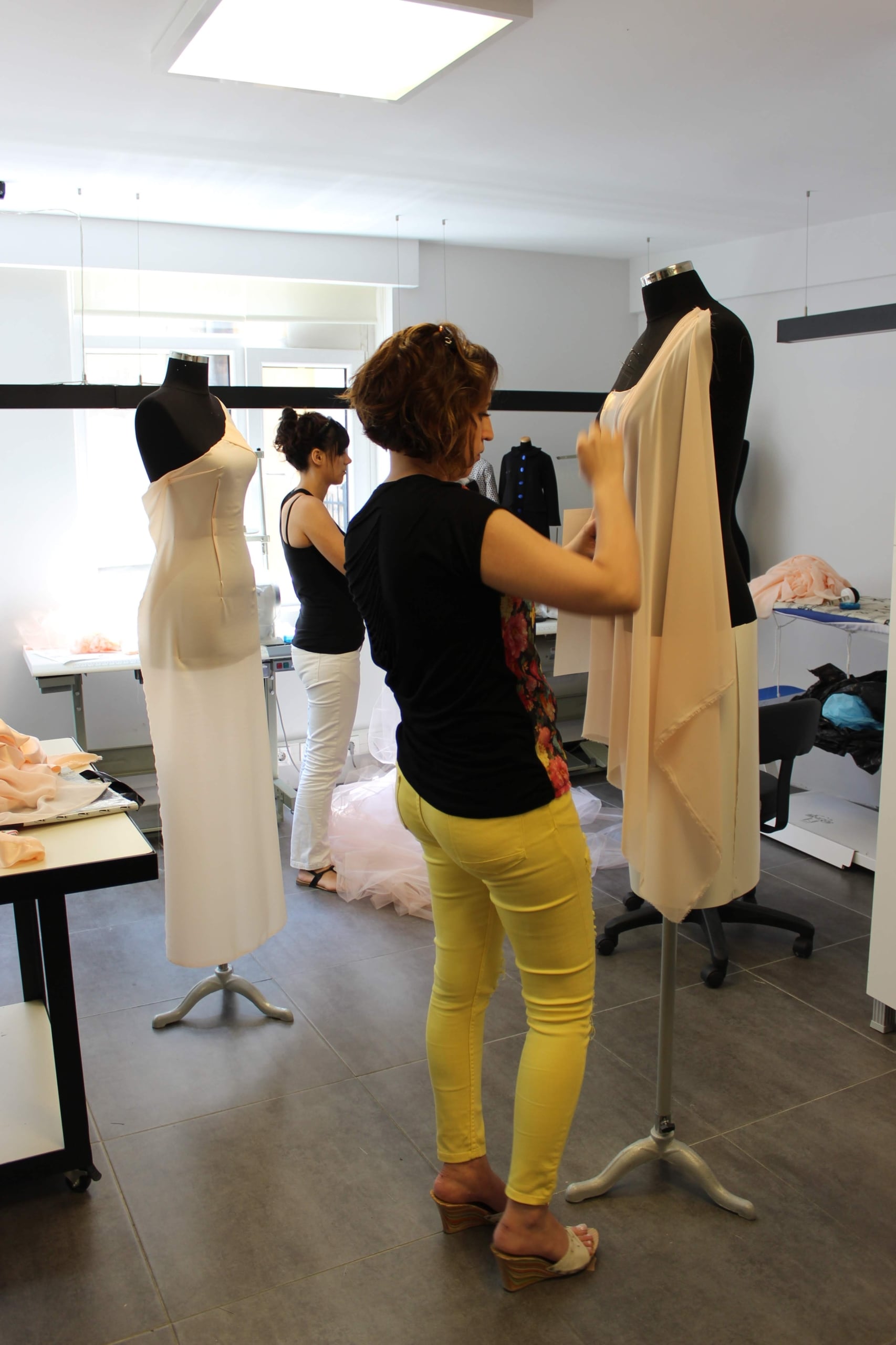 moda-tasarimcisi-olmak-icin-universite-sart-mi-alternatif-egitim-yollari-ve-kariyer-rehberi
